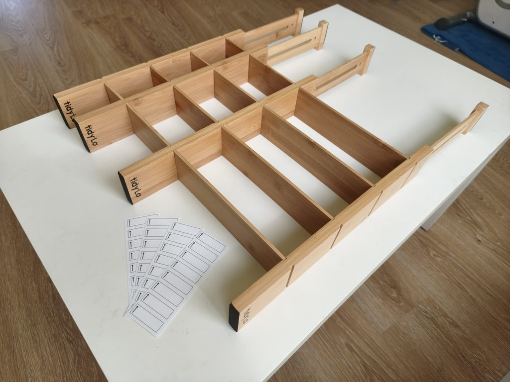 Separadores tidyLo Terra Multi XL instalados en un cajón, formando compartimentos a medida
